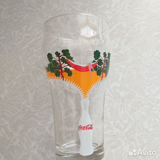 Легендарный стакан с логотипом Coca-Cola