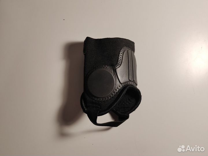 Щитки футбольные детские Demix