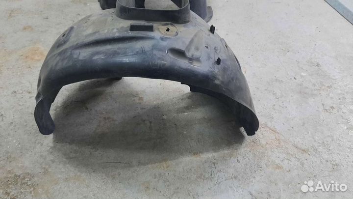 Правый передний подкрылок Ситроен C4 B7