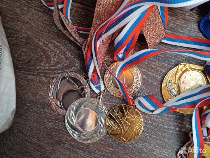 Спортивные кубки,медали