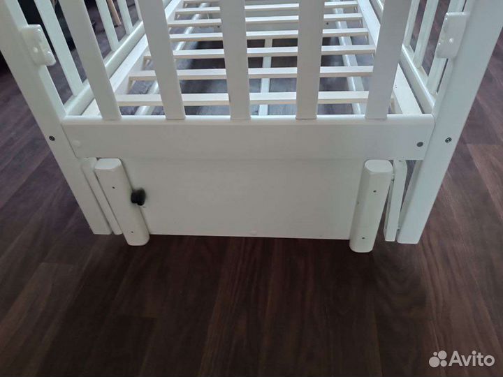 Детская кроватка с маятником
