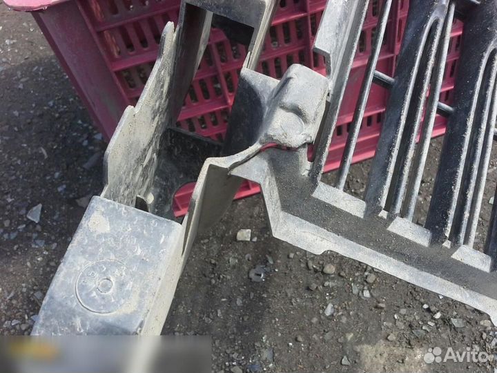 Решетка в бампер центральная Renault Megane III 20