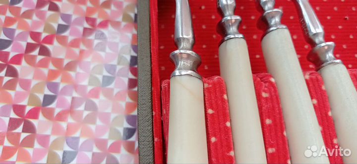 Набор столовых ножей и вилок