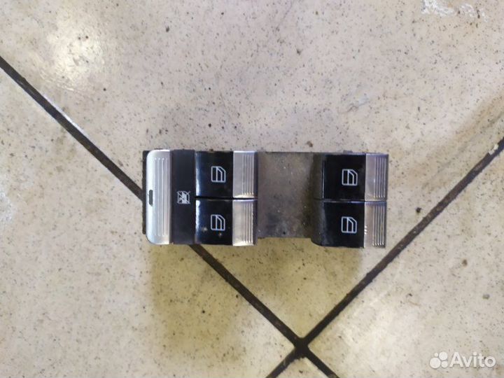 Кнопка управления стеклоподъемника передняя правая