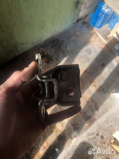 Петля правая renault logan 2