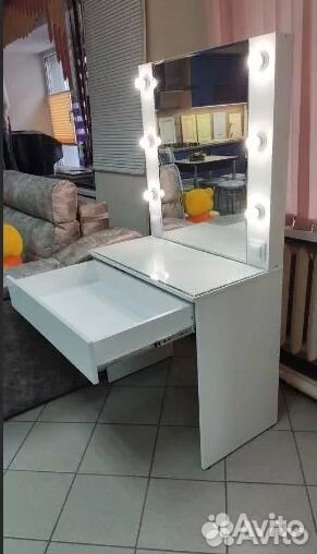 Косметический стол мемори