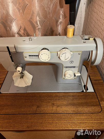 Швейная машина с электроприводом Подольск 142