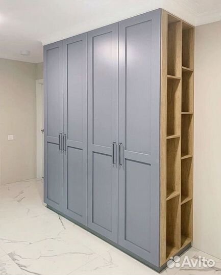 Распашные шкафы с боковыми полками