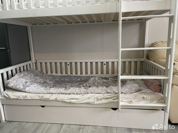 Двухярусная кровать с видвижным местом.массив