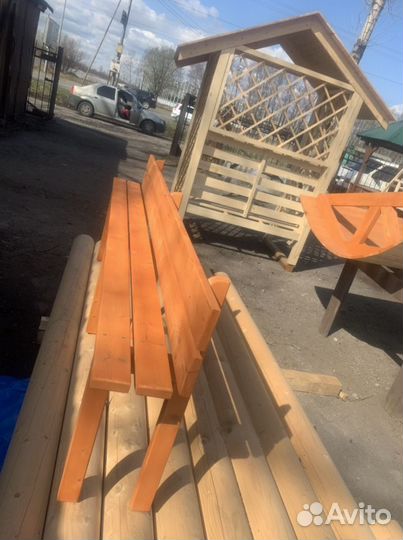 Скамейка. Стол. Клумба