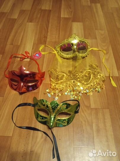 Карнавальные маски и пиратские шляпы и др