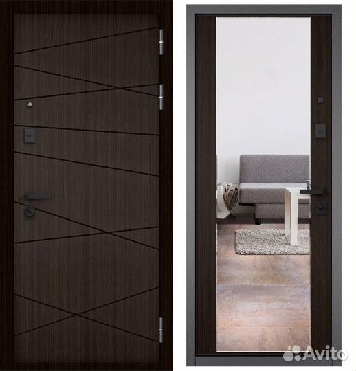 Входная дверь в квартиру с зеркалом