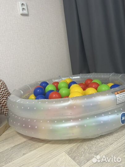 Сухой бассейн с шариками много шаров