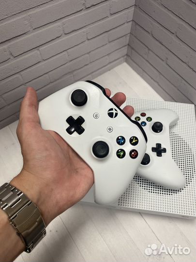 Xbox One S 2 геймпада