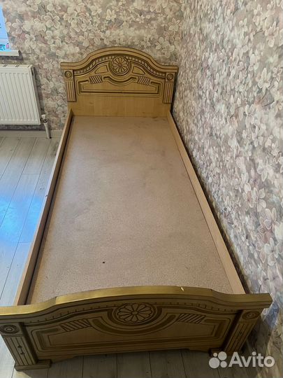 Кровать
