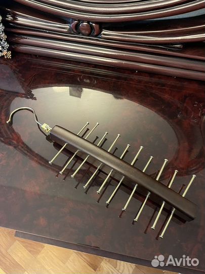 Галстуки и вешалка для галстуков