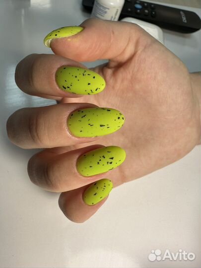 Модель на маникюр с покрытием, укрепление гелем