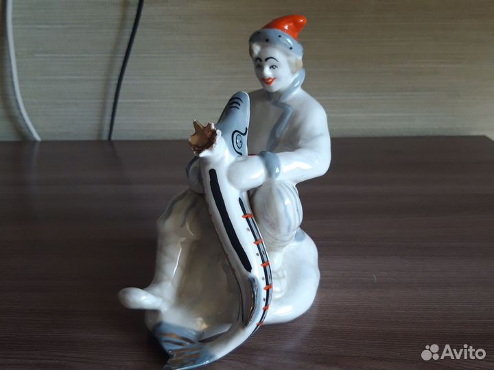 Фарфоровая статуэтка 