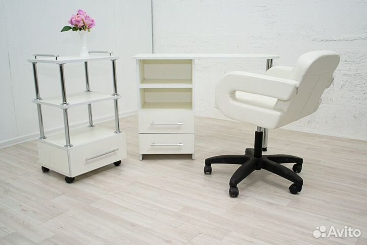 Маникюрный стол