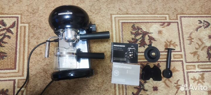Кофеварка рожковая Redmond RCM-1521 черный