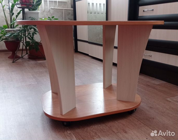 Журнальный столик на колесиках б/у