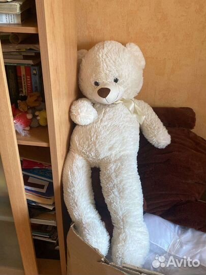 Большой плюшевый медведь