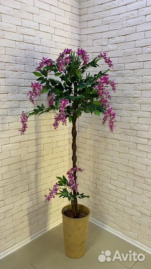 Искусственный цветок в горшке