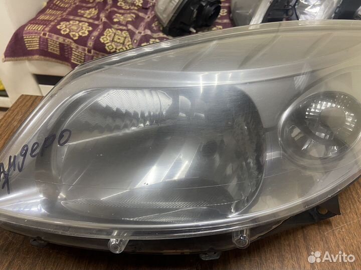Фара левая Renault Sandero 1 09-14г