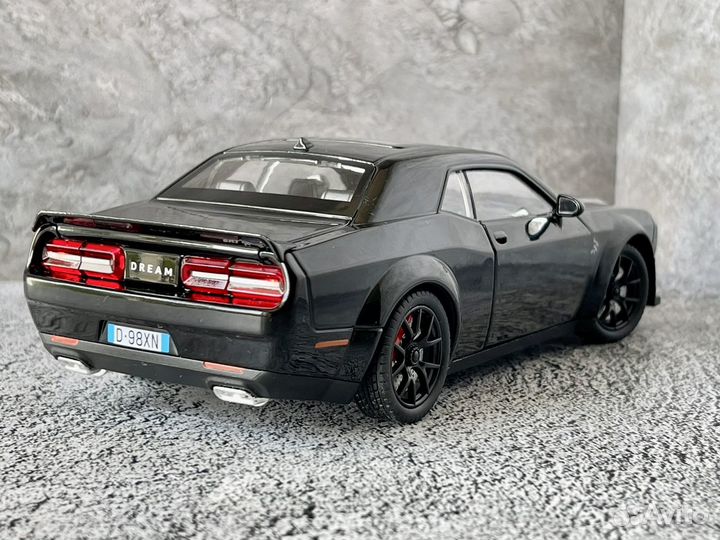 Машинка металлическая Dodge Challenger