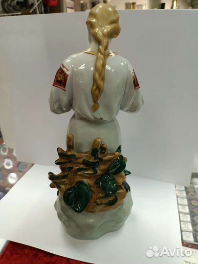 Фарфоровая статуэтка.девушка С цветком, гадание