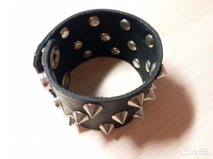 Кожанный браслет / шипованный напульстник