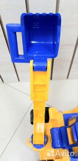 Большой трактор с ковшом