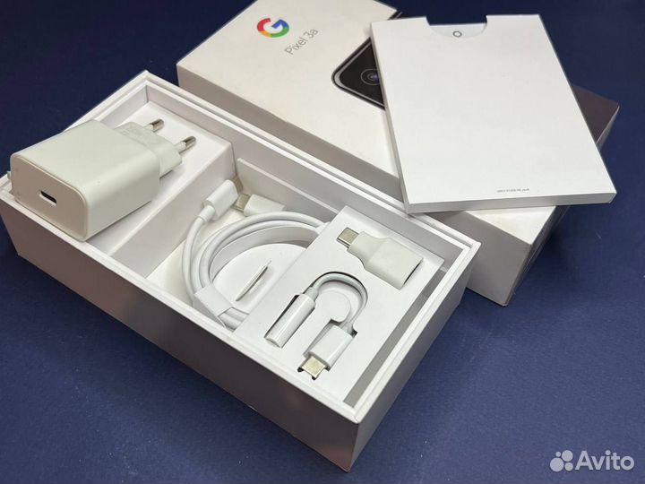 Коробка от Google Pixel 3A с аксессуарами