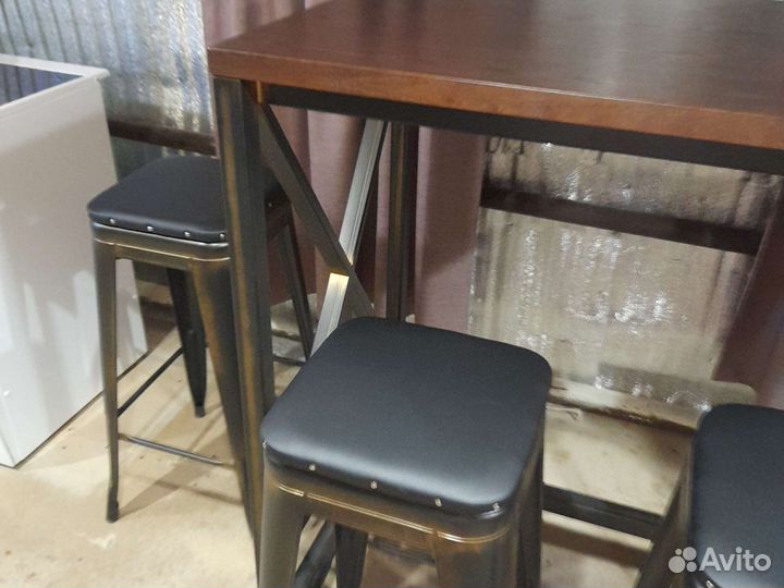 Барный стол и стулья