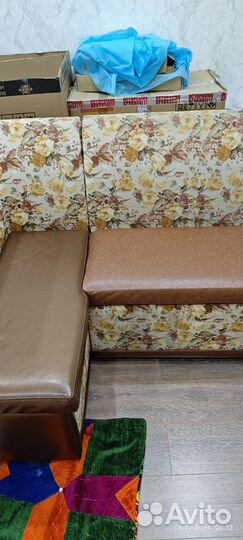 Кухонный угловой диван со спальным местом и стол