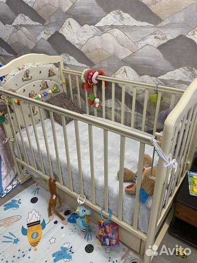Детская кроватка с маятником