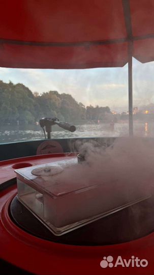 Лодка беседка на воде