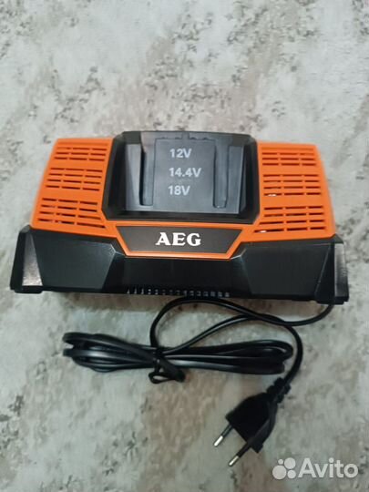 Универсальное зарядное устройство AEG BL1218