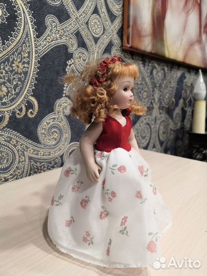 Кукла фарфоровая