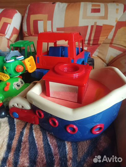 Трактор, машинка, не маленькие