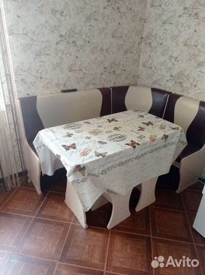 Кухонный уголок со столом и стульями