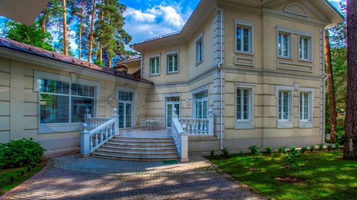 Дом 860 м² на участке 21 сот.