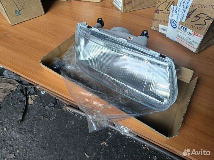 Фара Mitsubishi Carisma правая