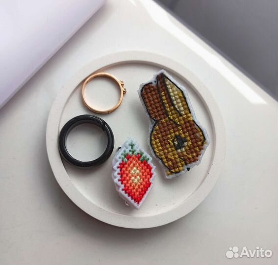 Брошки крестиком