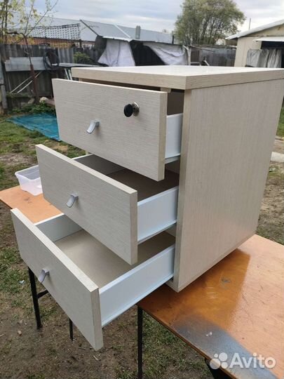 Тумбочка подкатная с замком