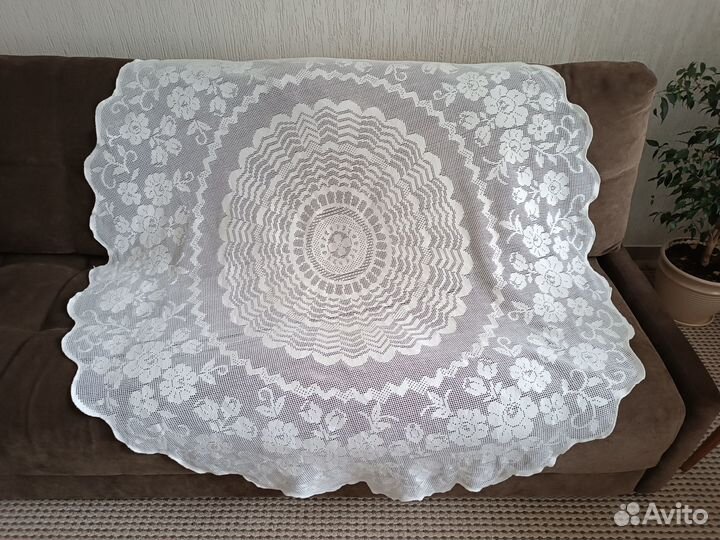 Ажурная праздничная скатерть