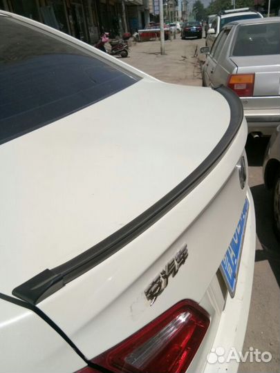 Спойлер универсальный на крышку багажника (черный)