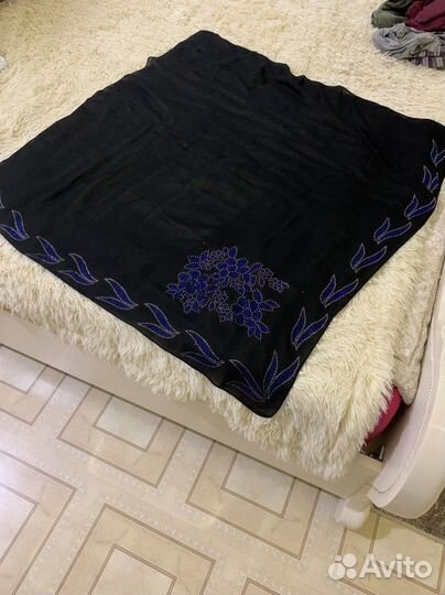 Шелковый платок черный со стразами