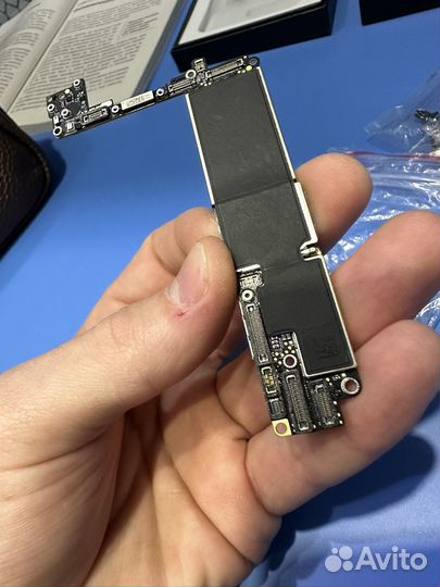 Материнская плата на icloud iPhone SE2020