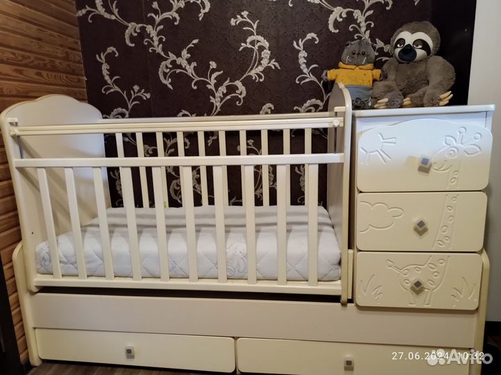 Детская кроватка трансформер с маятником и комодом